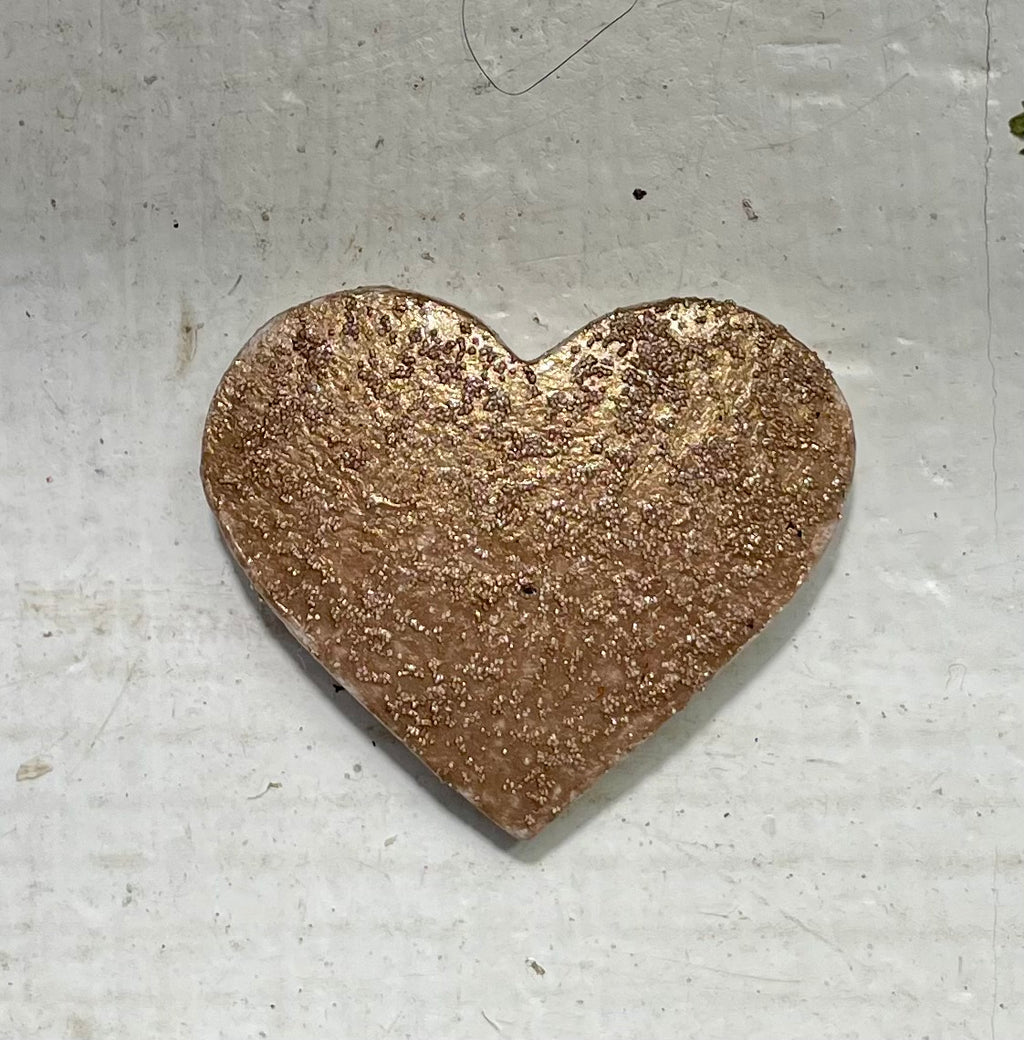 Magnet m- “GoldenHeart: Textured Beauty”